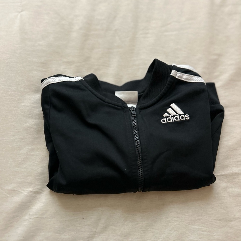 Adidas Toddler Jacket
Size 3T
Black